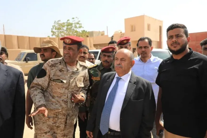الخنبشي وقيادات من درع الوطن يتفقدون المواقع العسكرية في مطار الريان